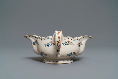 Une sauci&egrave;re en fa&iuml;ence polychrome de Bruxelles &agrave; d&eacute;cor '&agrave; la haie fleurie', 18&egrave;me
